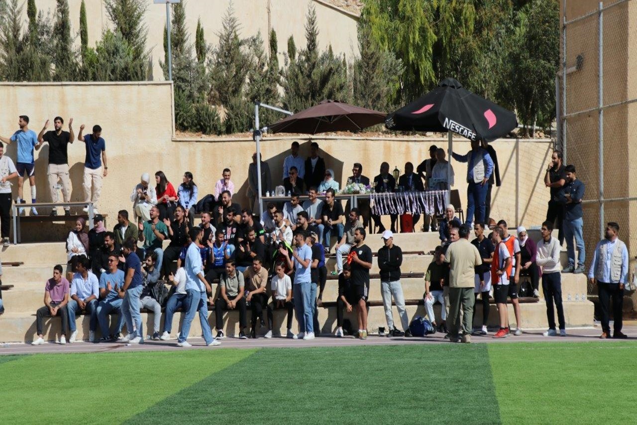 فريق طلبة كلية صيدلة "عمان العربية" يُتوج ببطولة كرة القدم على مستوى كليات الجامعة7