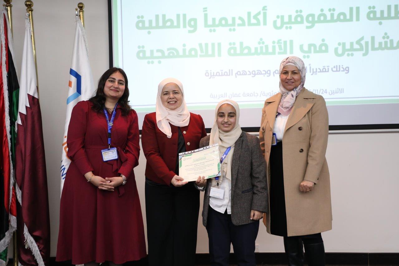 كلية الصيدلة في جامعة عمان العربية تكرّم طلبتها المتفوقين والمتميزين في الأنشطة اللامنهجية23