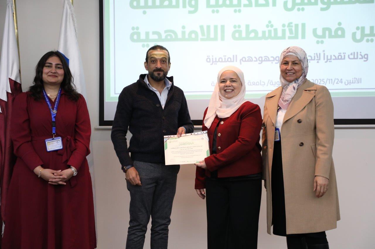 كلية الصيدلة في جامعة عمان العربية تكرّم طلبتها المتفوقين والمتميزين في الأنشطة اللامنهجية33