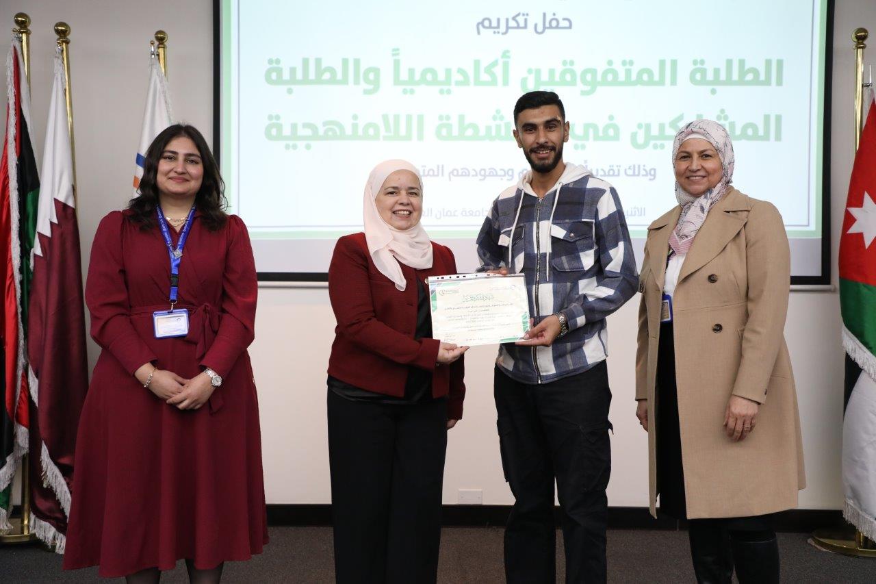 كلية الصيدلة في جامعة عمان العربية تكرّم طلبتها المتفوقين والمتميزين في الأنشطة اللامنهجية36