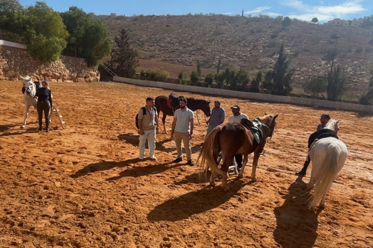 كلية الصيدلة "عمان العربية" تعزز ريادتها في النشاطات اللامنهجية بزيارة نادي الفروسية (Forest Hill)2