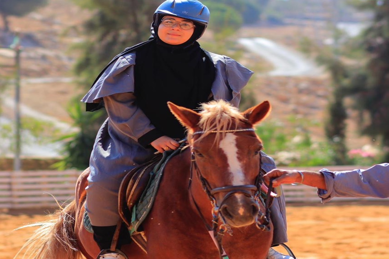 كلية الصيدلة "عمان العربية" تعزز ريادتها في النشاطات اللامنهجية بزيارة نادي الفروسية (Forest Hill)1