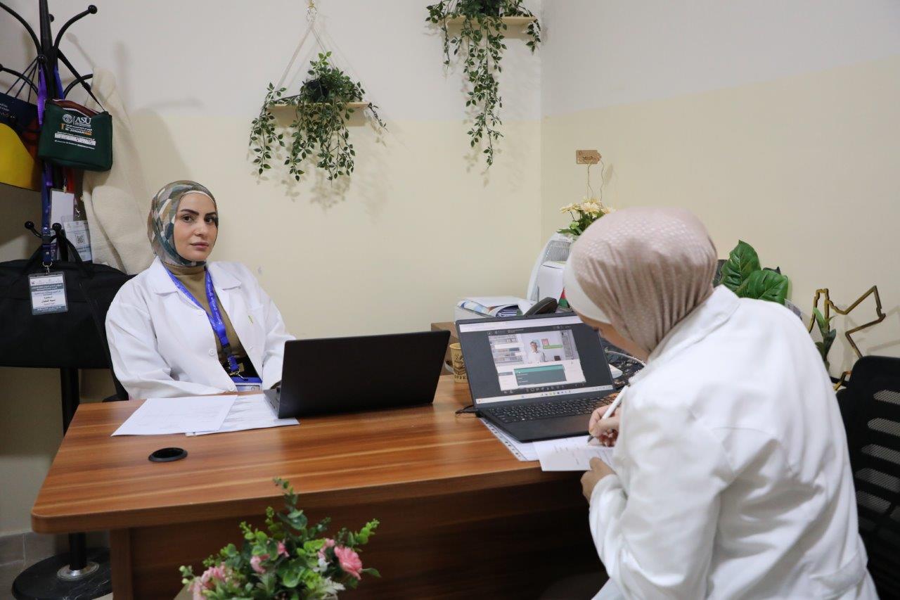 صيدلة "عمان العربية" تعزّز التقييم العملي لطلبة الصيدلة من خلال الامتحان السريري المنظم3