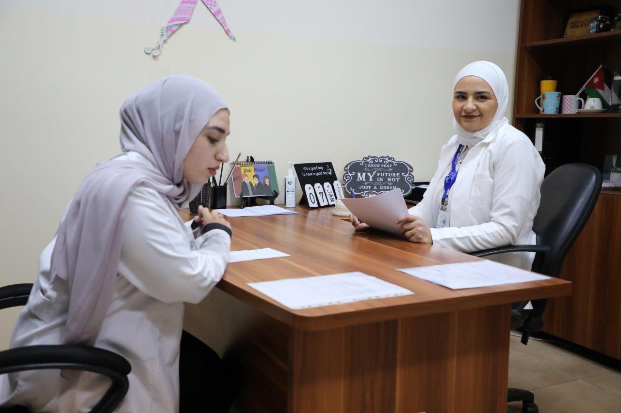 صيدلة "عمان العربية" تعزّز التقييم العملي لطلبة الصيدلة من خلال الامتحان السريري المنظم4