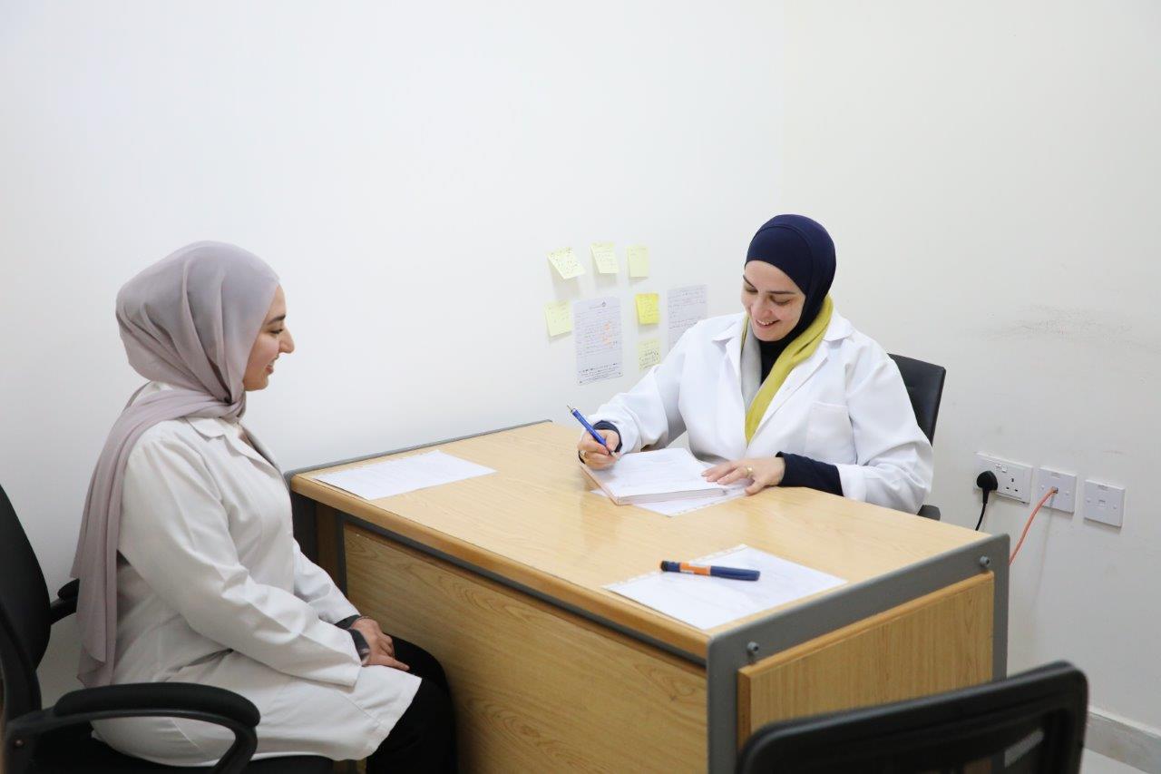 صيدلة "عمان العربية" تعزّز التقييم العملي لطلبة الصيدلة من خلال الامتحان السريري المنظم7