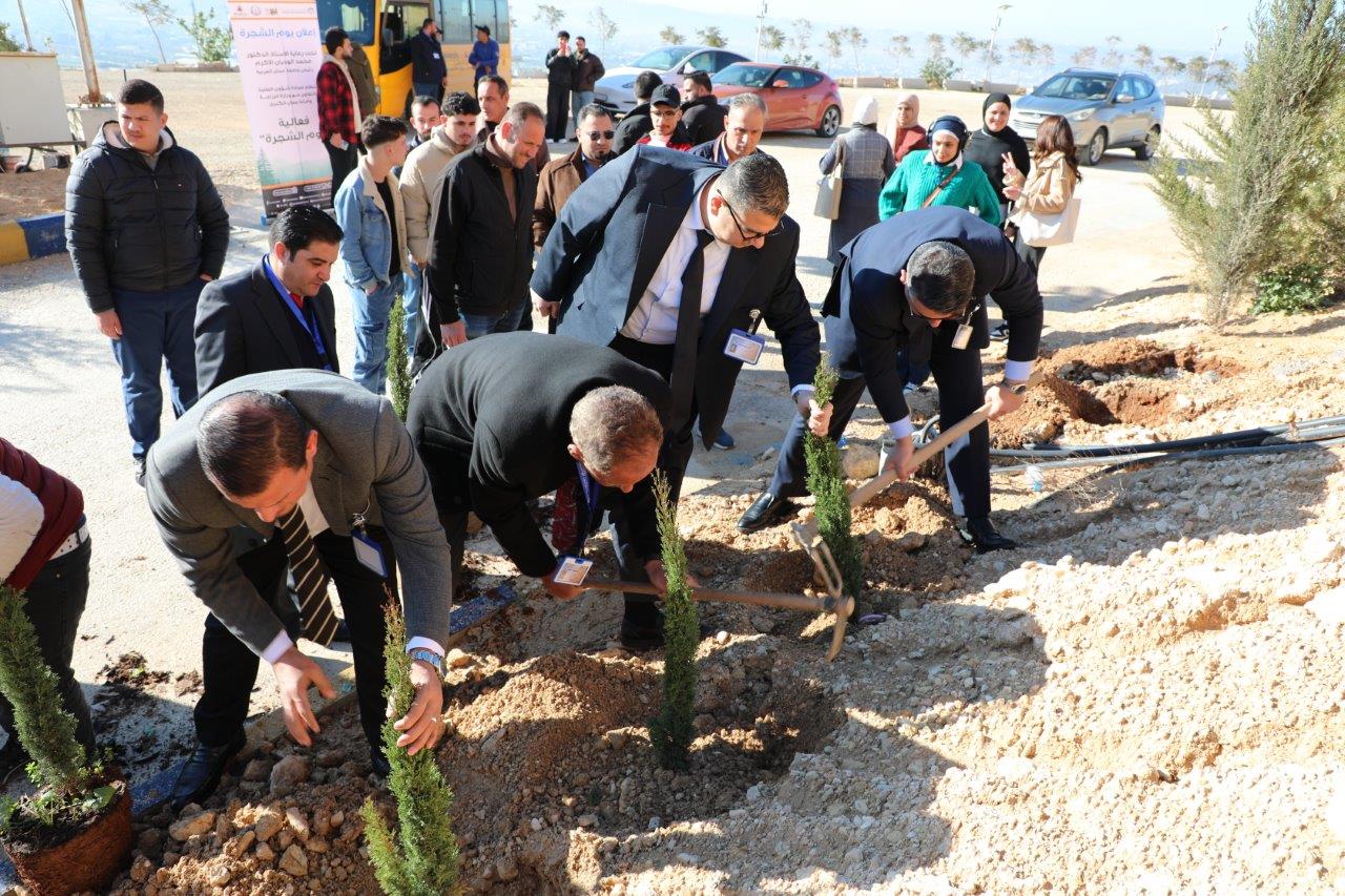 جامعة عمان العربية تنظم فعالية يوم الشجرة بالتعاون مع وزارة الزراعة وأمانة عمّان الكبرى6