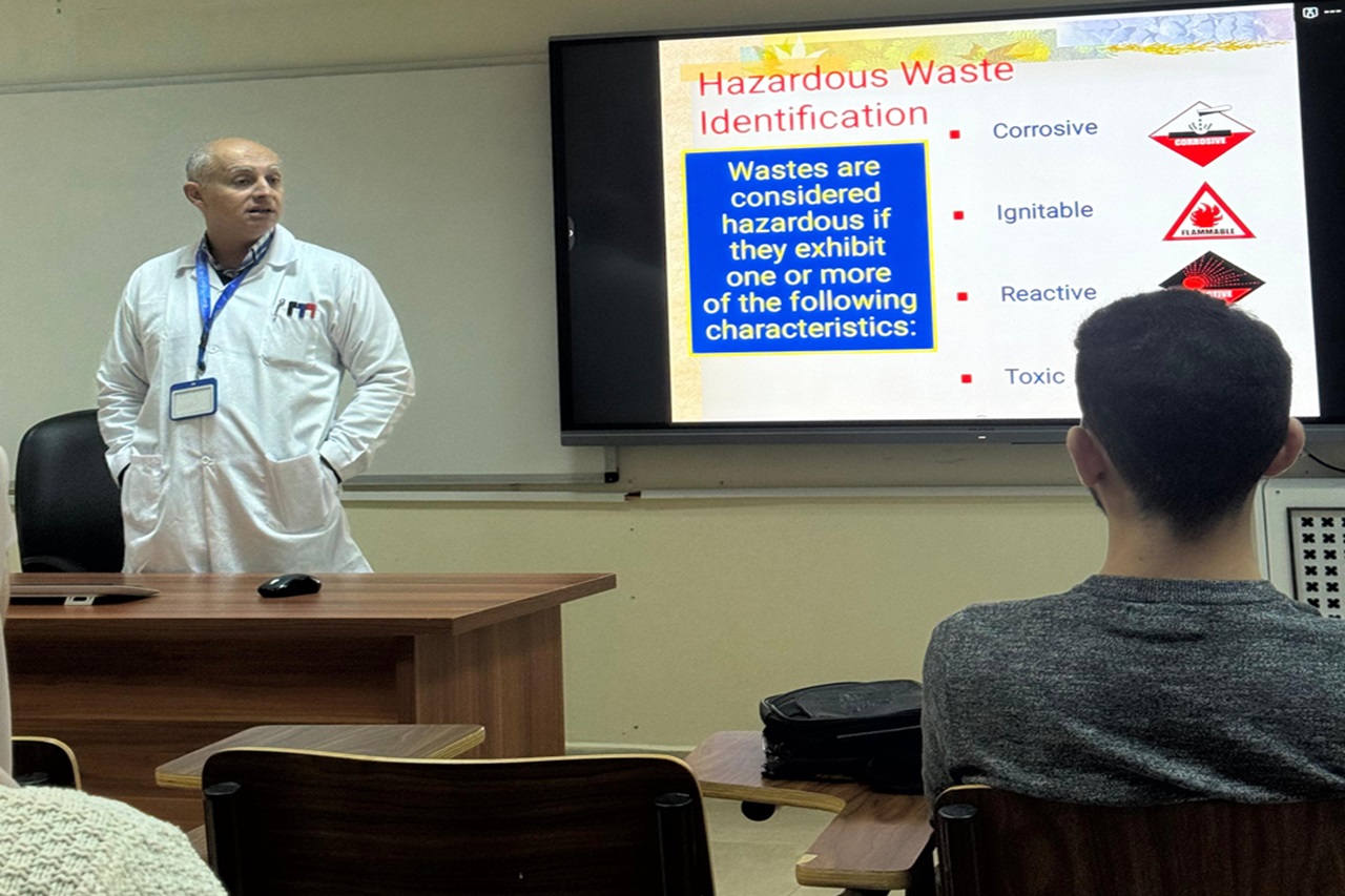 كلية الصيدلة في "عمان العربية" تنظم محاضرة توعوية بعنوان: "التعامل مع المواد الكيميائية والسلامة العامة في المختبرات"1