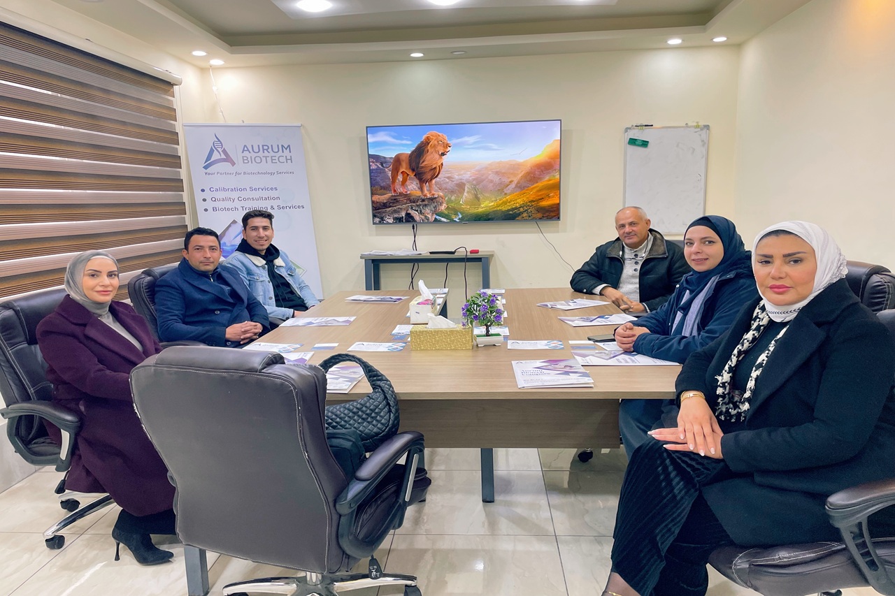 صيدلة "عمان العربية" تنظم زيارة ميدانية لمختبر أبحاث الشركة الذهبية للتقانات الحيوية1