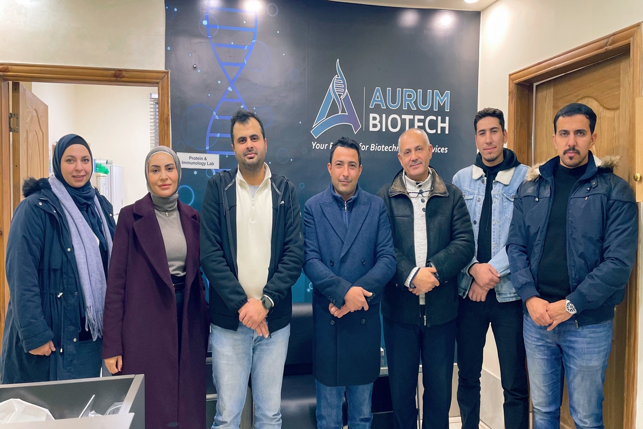 صيدلة "عمان العربية" تنظم زيارة ميدانية لمختبر أبحاث الشركة الذهبية للتقانات الحيوية3