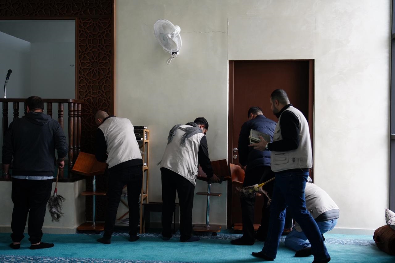 كلية الآداب والعلوم في جامعة عمان العربية تنظم مبادرة تطوعية لتنظيف مسجد الجامعة2