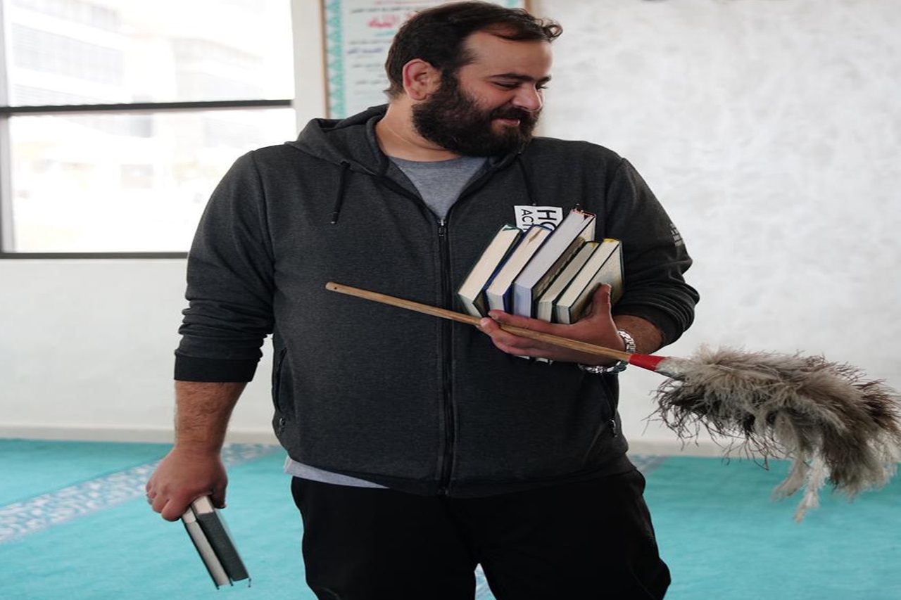 كلية الآداب والعلوم في جامعة عمان العربية تنظم مبادرة تطوعية لتنظيف مسجد الجامعة3