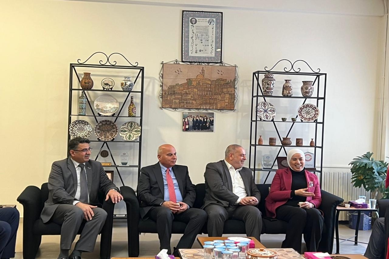 جامعة عمان العربية تشارك في احتفالية اليوم التطوعي العالمي وتُكرَّم لدورها المجتمعي3