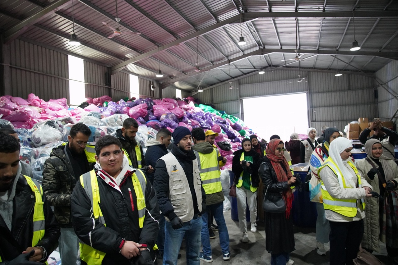 جامعة عمان العربية تنظم زيارة ميدانية إلى بنك الملابس لتعزيز العمل التطوعي1