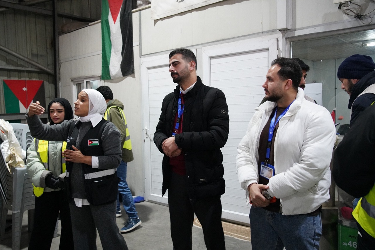 جامعة عمان العربية تنظم زيارة ميدانية إلى بنك الملابس لتعزيز العمل التطوعي2