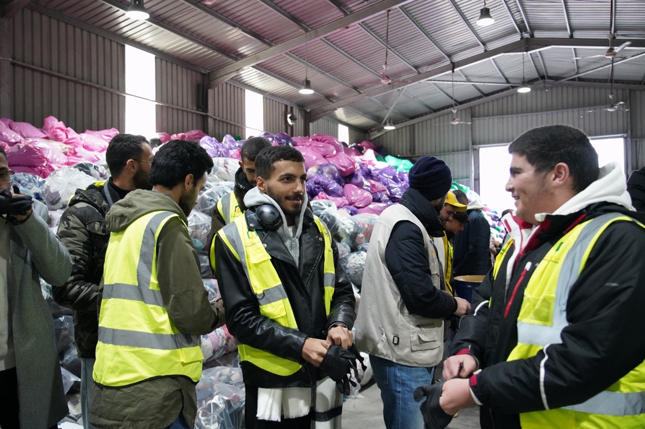 جامعة عمان العربية تنظم زيارة ميدانية إلى بنك الملابس لتعزيز العمل التطوعي3