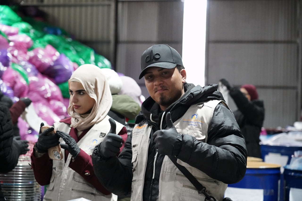 جامعة عمان العربية تنظم زيارة ميدانية إلى بنك الملابس لتعزيز العمل التطوعي6