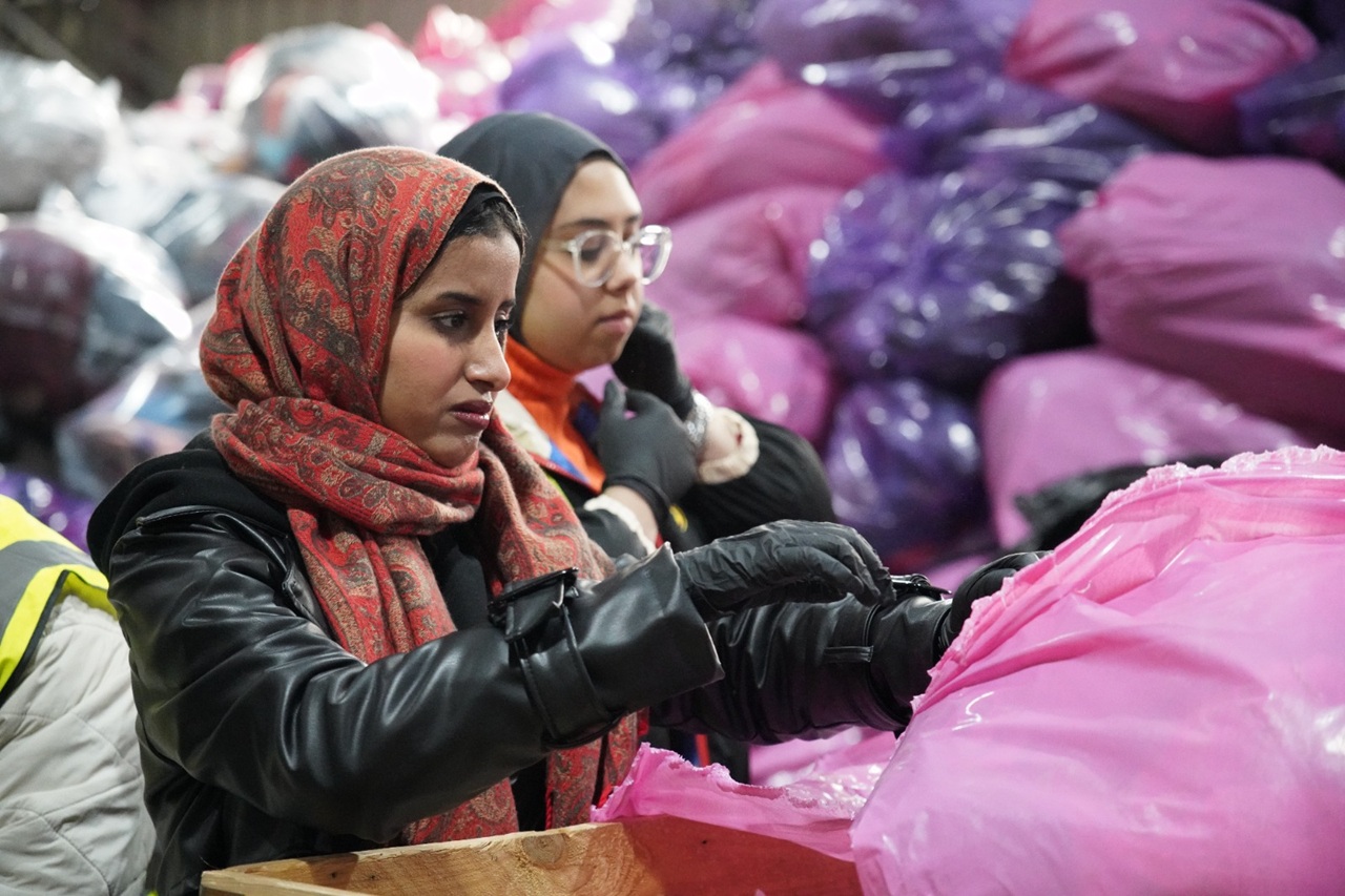 جامعة عمان العربية تنظم زيارة ميدانية إلى بنك الملابس لتعزيز العمل التطوعي7