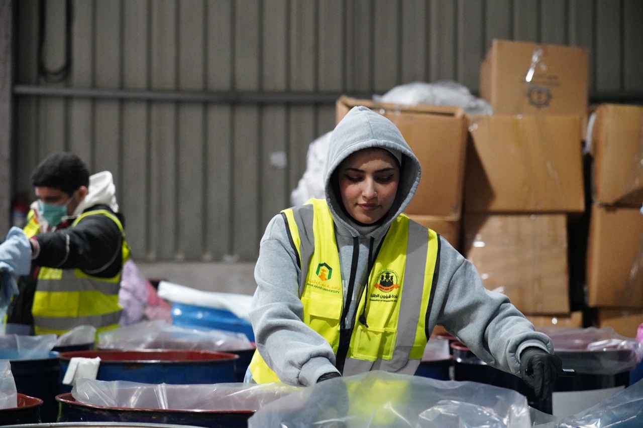 جامعة عمان العربية تنظم زيارة ميدانية إلى بنك الملابس لتعزيز العمل التطوعي9