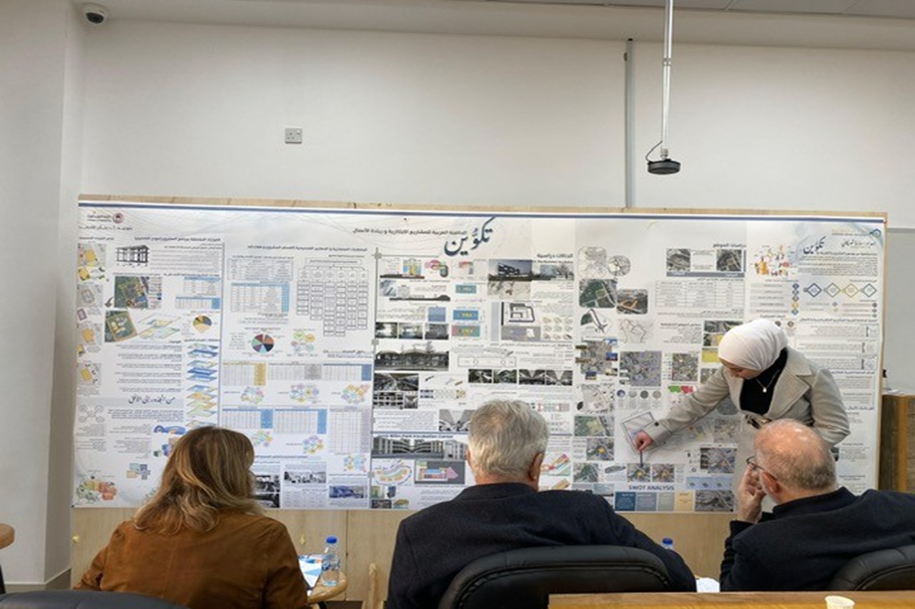 طلبة قسم هندسة العمارة في "عمان العربية" يناقشون مشاريع تخرج تواكب التحول الرقمي وتعكس هوية المجتمع5