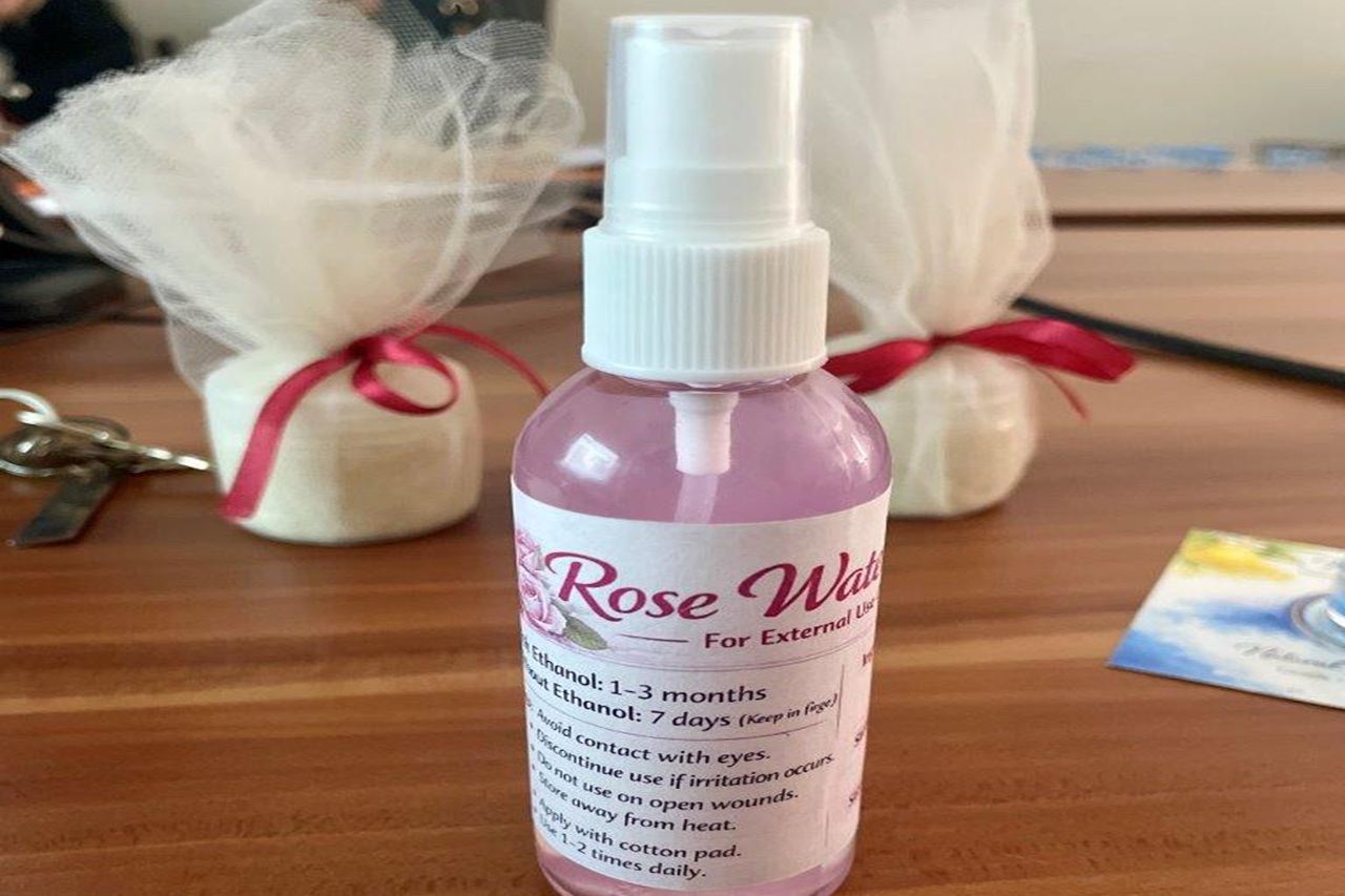 طلبة كلية الصيدلة في "عمان العربية" يحولون المعرفة النظرية إلى منتجات صيدلانية وتجميلية مبتكرة10