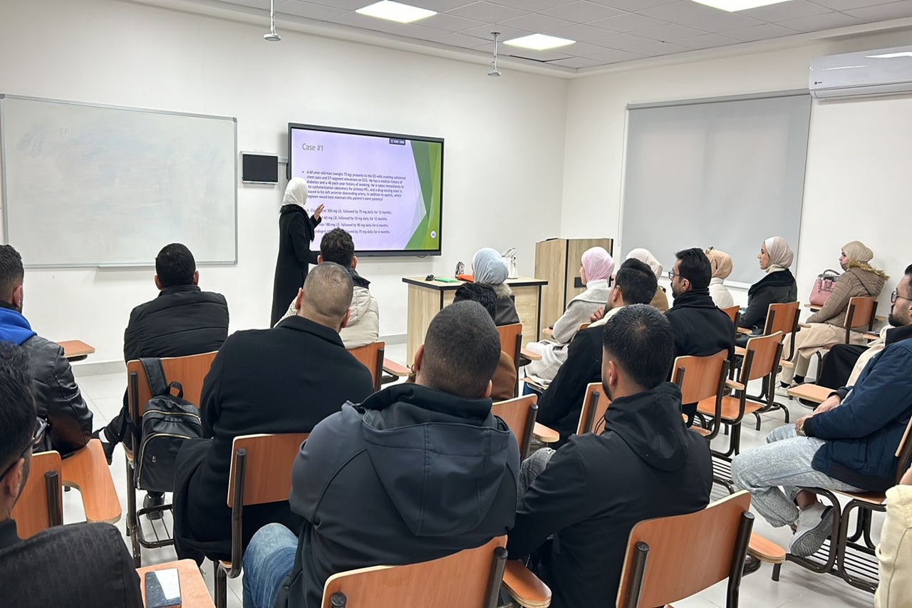 كلية الصيدلة في "عمان العربية" تستضيف ورشة علمية متخصصة حول "دور الصيدلي السريري"1