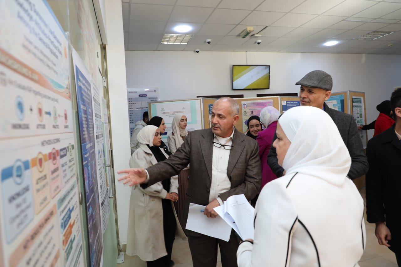 صيدلة "عمان العربية" تنظم عرضًا لمشاريع طلبة الصيدلة البحثية ضمن نهج التعليم القائم على المشاريع4