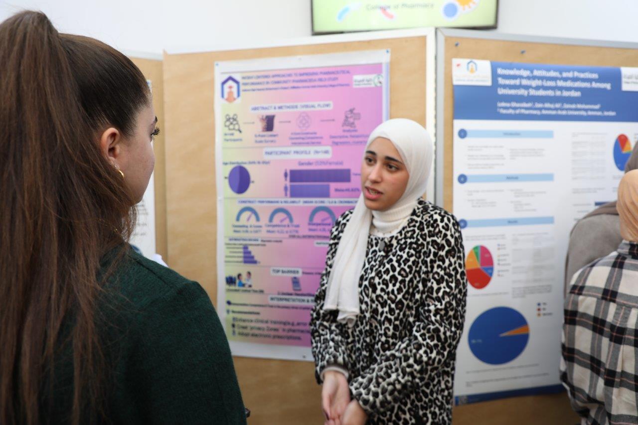 صيدلة "عمان العربية" تنظم عرضًا لمشاريع طلبة الصيدلة البحثية ضمن نهج التعليم القائم على المشاريع12
