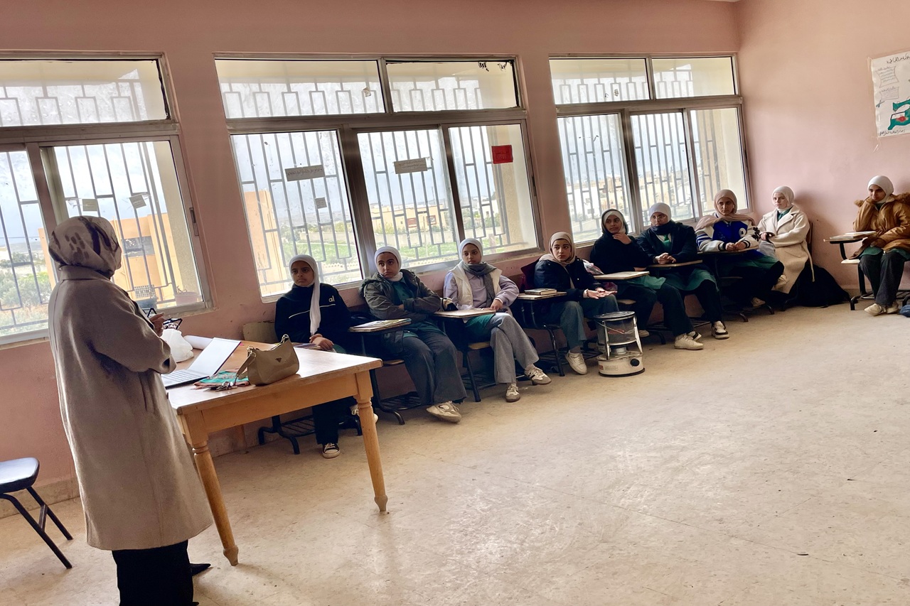 جامعة عمان العربية تواصل دورها المجتمعي بمحاضرة توعوية حول الأمراض المعدية في مدرسة مثلث مليح1