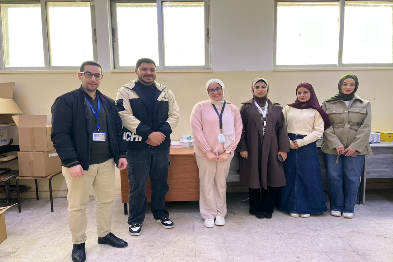 صيدلة "عمان العربية" تعزز دورها المجتمعي في خدمة أكثر من (60) مراجعاً في اليوم الطبي المجاني في عين الباشا1