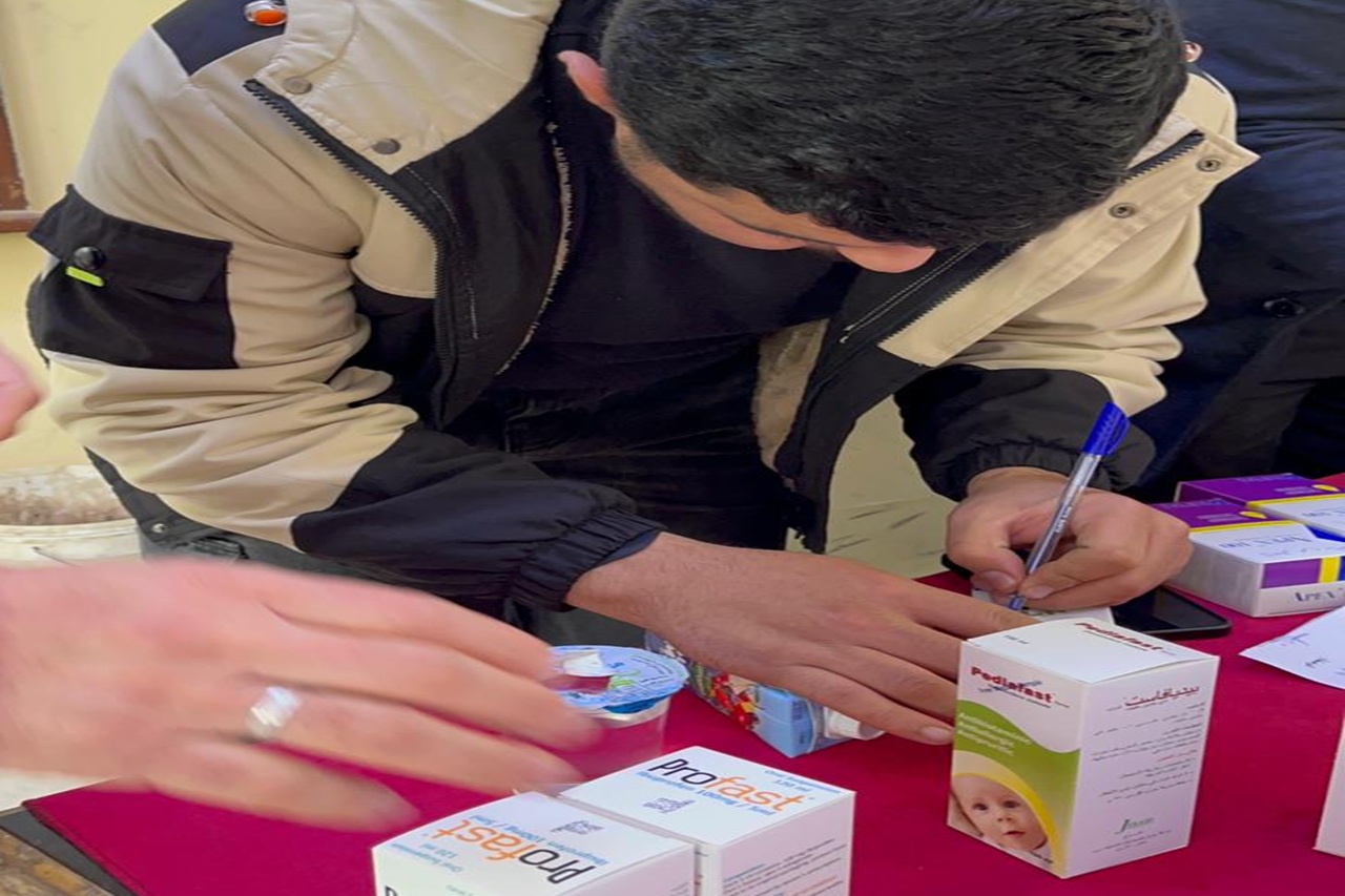 صيدلة "عمان العربية" تعزز دورها المجتمعي في خدمة أكثر من (60) مراجعاً في اليوم الطبي المجاني في عين الباشا4