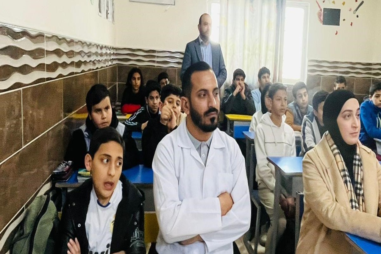 طلبة صيدلة "عمان العربية" يقدمون ورشة توعوية حول السمنة والتغذية الصحية في "أكاديمية بريق المجد النموذجية"1