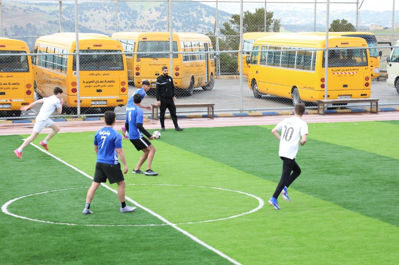 جامعة عمان العربية تنظم مباراة ودية مع مدارس العمرية في أجواء رياضية مميزة2