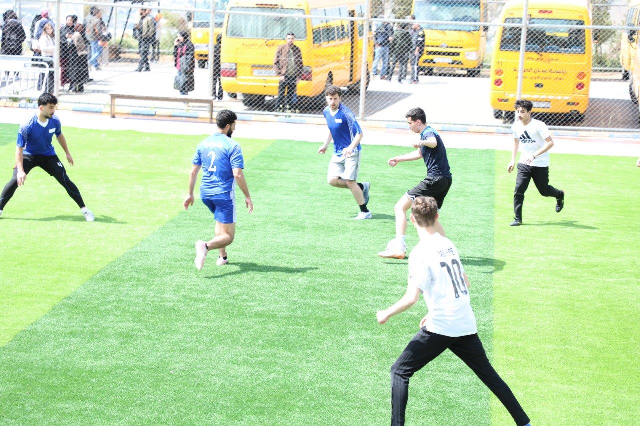 جامعة عمان العربية تنظم مباراة ودية مع مدارس العمرية في أجواء رياضية مميزة4