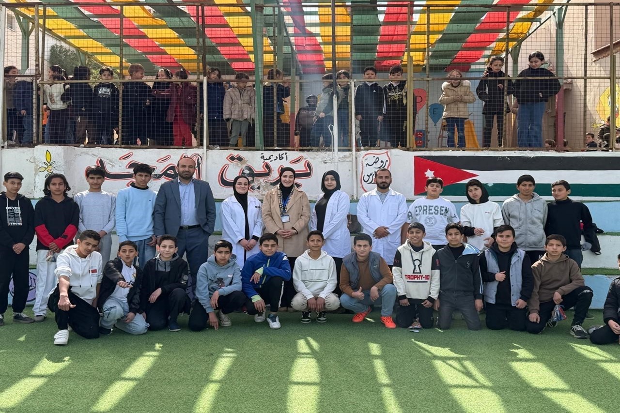 طلبة صيدلة "عمان العربية" يقدمون ورشة توعوية حول السمنة والتغذية الصحية في "أكاديمية بريق المجد النموذجية"3