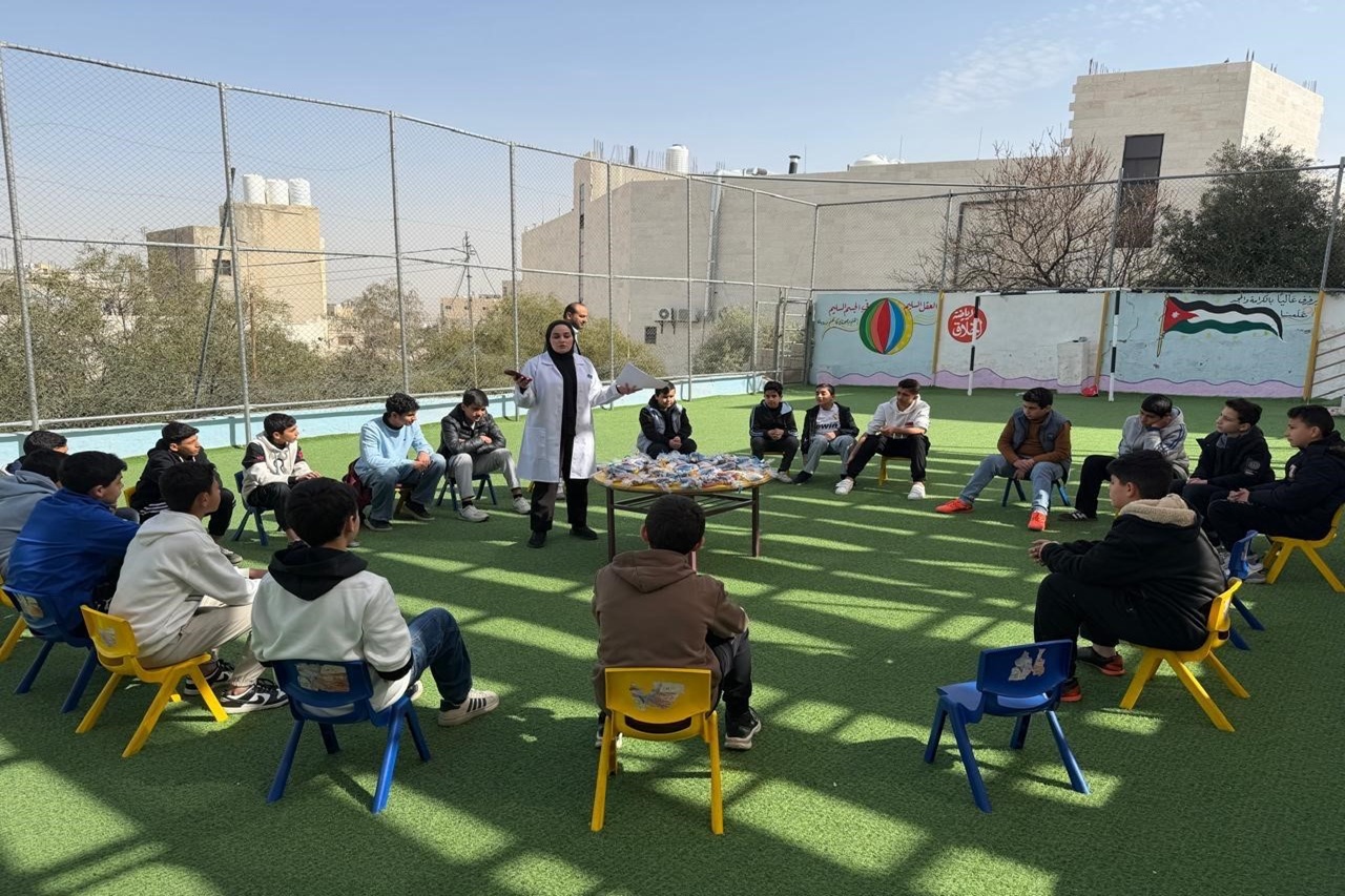 طلبة صيدلة "عمان العربية" يقدمون ورشة توعوية حول السمنة والتغذية الصحية في "أكاديمية بريق المجد النموذجية"5