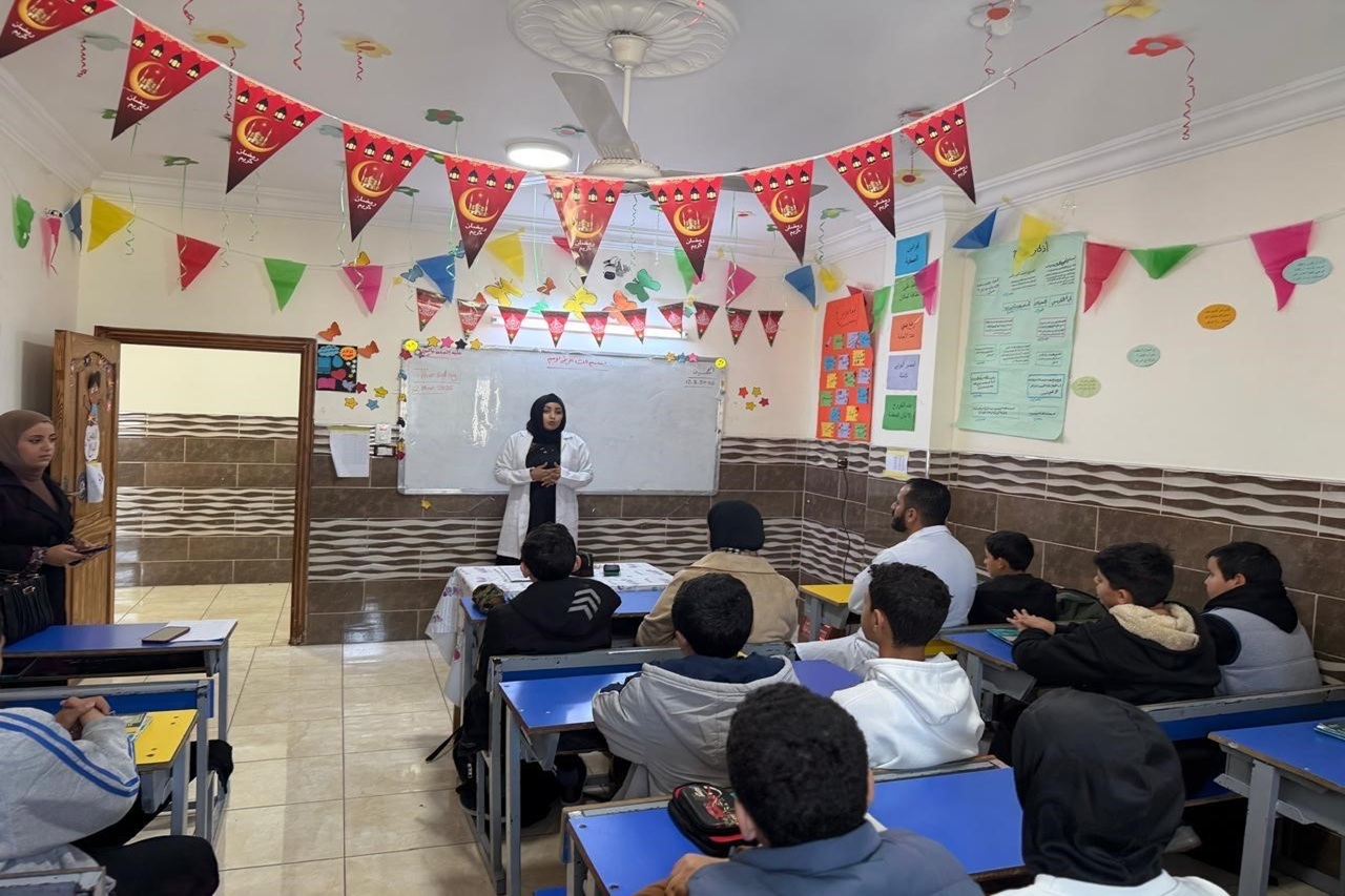 طلبة صيدلة "عمان العربية" يقدمون ورشة توعوية حول السمنة والتغذية الصحية في "أكاديمية بريق المجد النموذجية"7