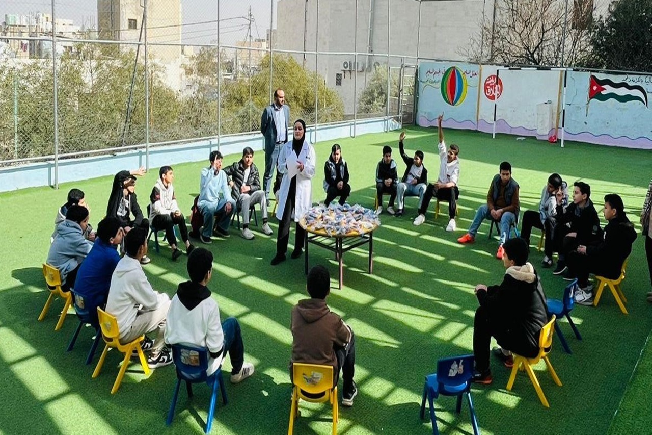 طلبة صيدلة "عمان العربية" يقدمون ورشة توعوية حول السمنة والتغذية الصحية في "أكاديمية بريق المجد النموذجية"9