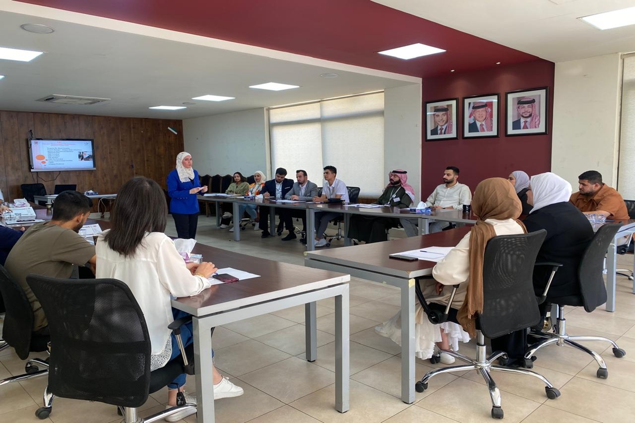 الطالبة آن من جامعة عمان العربية تختتم مشاركتها في برنامج "نشامى" لإعداد القادة الشباب بـ(80) ساعة تدريبية نوعية7