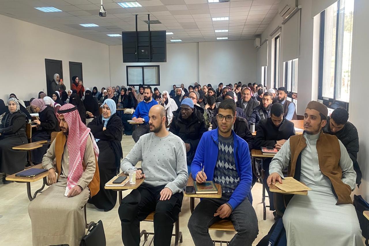 كلية الشريعة في "عمان العربية" تلتقي بطلبتها1