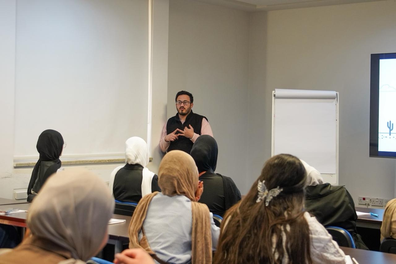 جامعة عمان العربية تنظم زيارة علمية لطلبة إدارة الموارد البشرية إلى مختبر الألعاب الأردني4