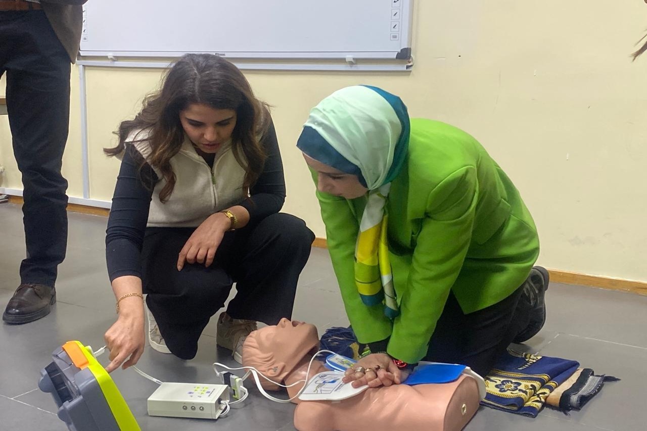 جامعة عمان العربية تعقد دورة تدريبية في الإنعاش القلبي الرئوي واستخدام جهاز (AED) بالتعاون مع شركة (ZOll) العالمية14