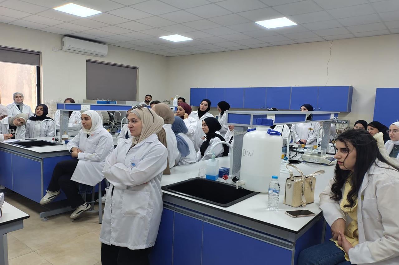 صيدلة "عمان العربية" تعقد ورشة تدريبية لطلبتها حول أسس التعامل مع الحيوانات في البحث العلمي2