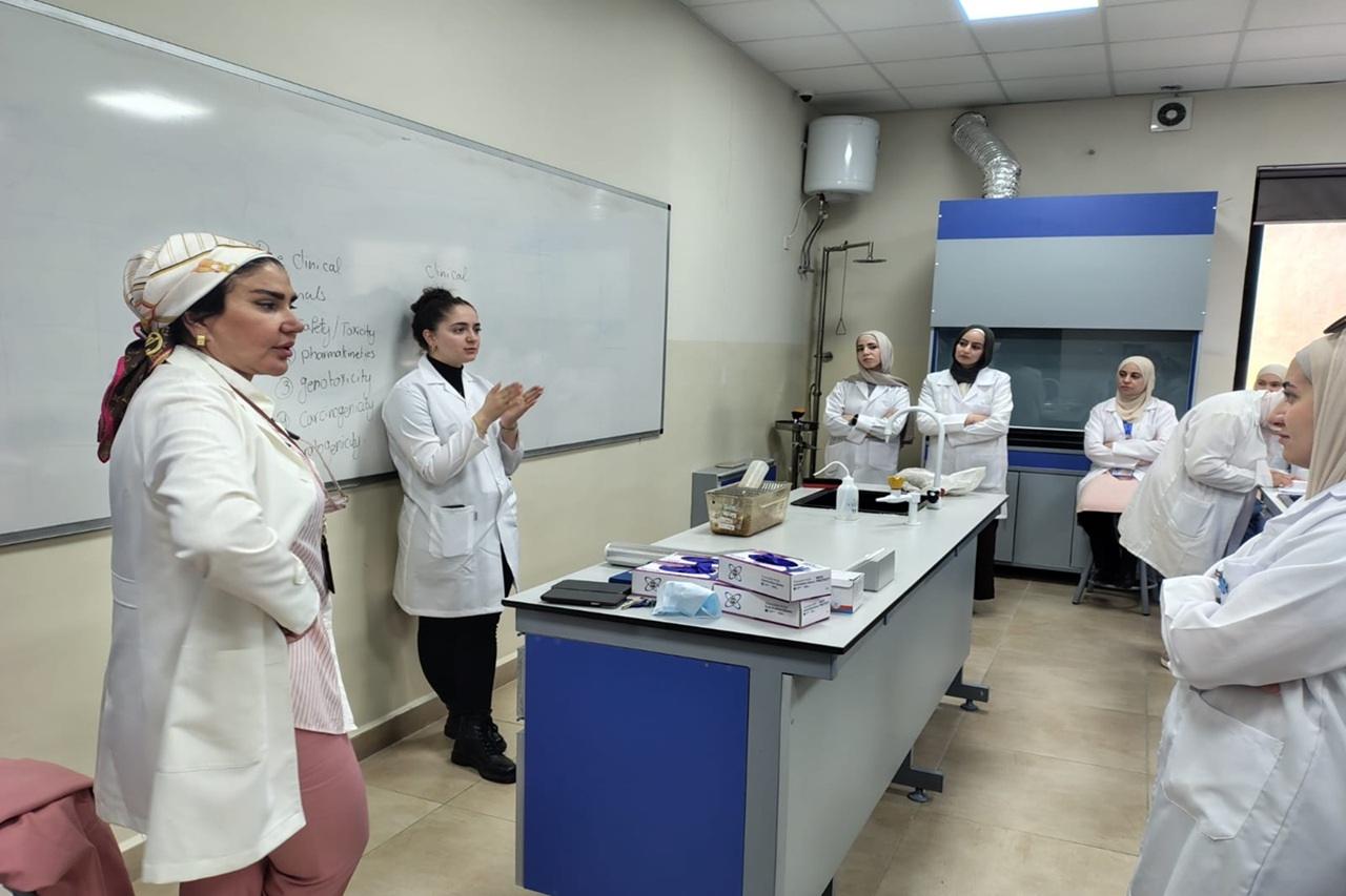 صيدلة "عمان العربية" تعقد ورشة تدريبية لطلبتها حول أسس التعامل مع الحيوانات في البحث العلمي3