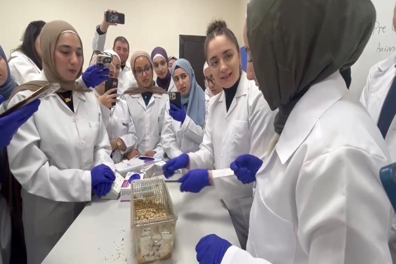 صيدلة "عمان العربية" تعقد ورشة تدريبية لطلبتها حول أسس التعامل مع الحيوانات في البحث العلمي4