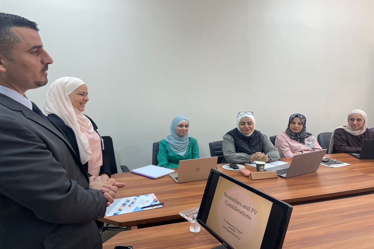 صيدلة "عمان العربية" تنظم محاضرة لطلبة الدراسات العليا حول تعزيز المعرفة بالأدوية الحيوية المماثلة2