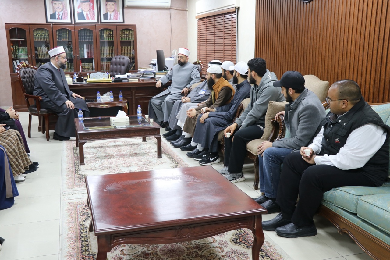 كلية الشريعة في "عمان العربية تُنفذ زيارة علمية لدائرة الإفتاء العام لربط المعرفة النظرية بالتطبيق الميداني1