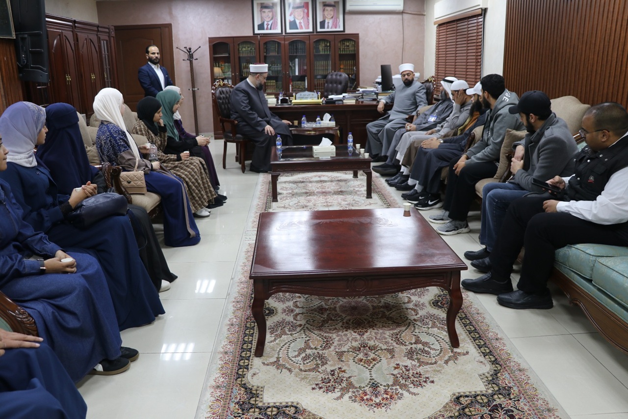 كلية الشريعة في "عمان العربية تُنفذ زيارة علمية لدائرة الإفتاء العام لربط المعرفة النظرية بالتطبيق الميداني3
