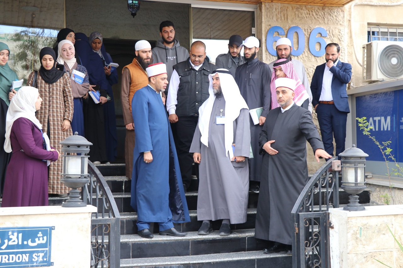 كلية الشريعة في "عمان العربية تُنفذ زيارة علمية لدائرة الإفتاء العام لربط المعرفة النظرية بالتطبيق الميداني4