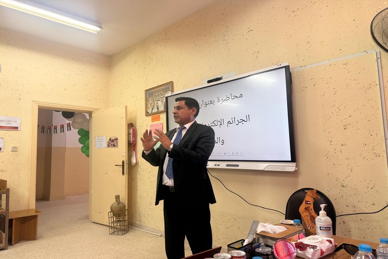 جامعة عمان العربية تنفّذ زيارة توعوية لطالبات مدرسة موبص الثانوية حول الجرائم الإلكترونية والمخدرات3