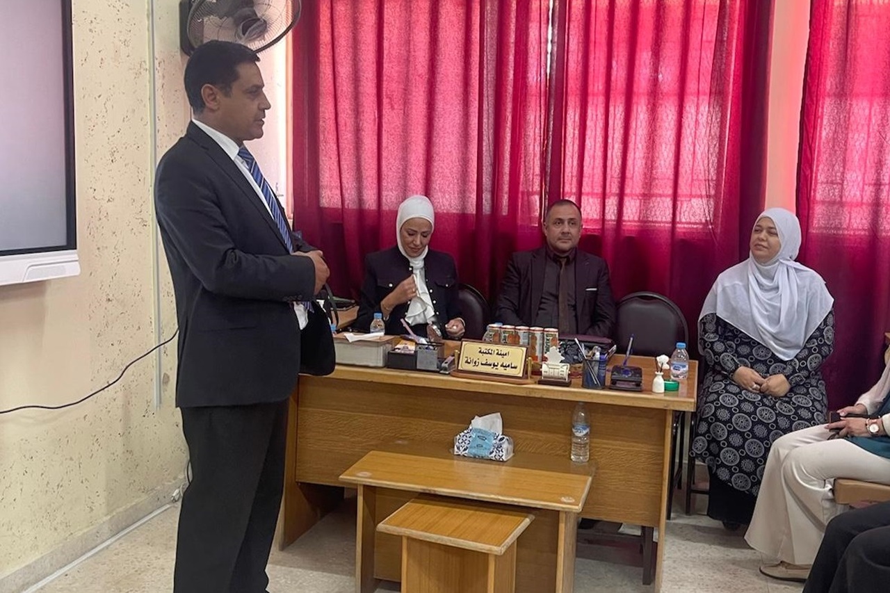 جامعة عمان العربية تنفّذ زيارة توعوية لطالبات مدرسة موبص الثانوية حول الجرائم الإلكترونية والمخدرات4